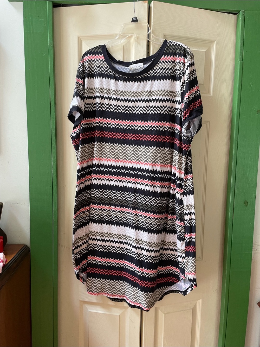 Short Sleeve Zigzag Stripe Tunic Dress in Black, White & Pink